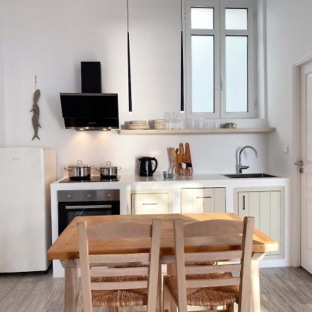 Lyra Seafront Apartment , Paroikia Town Center Exteriör bild